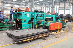 Steel plate uncoiling leveling and cutting