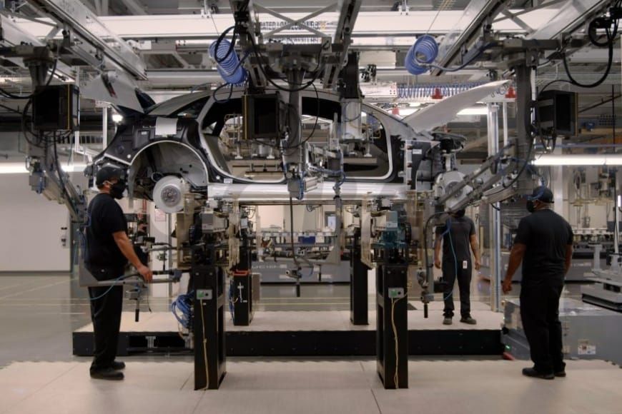 Overhead dan Gantry Crane untuk Otomotif di Arab Saudi