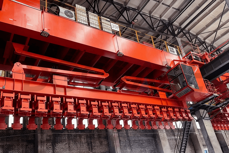 Stohovací jeřáb s anodovým uhlíkovým blokem používaný v průmyslu elektrolýzy hliníku 1