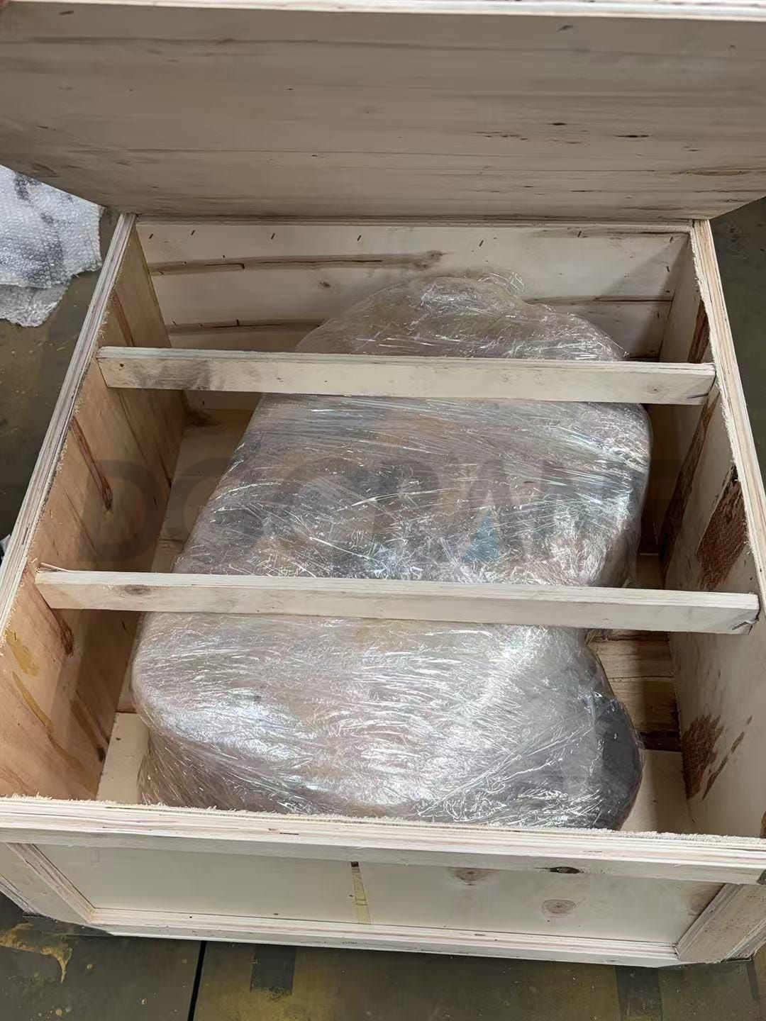 Dibungkus dalam peti kayu