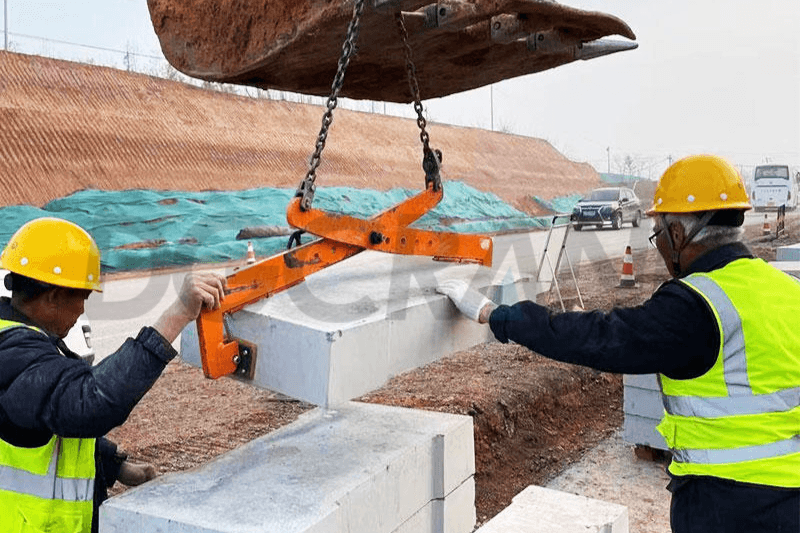 mengangkat blok konkrit