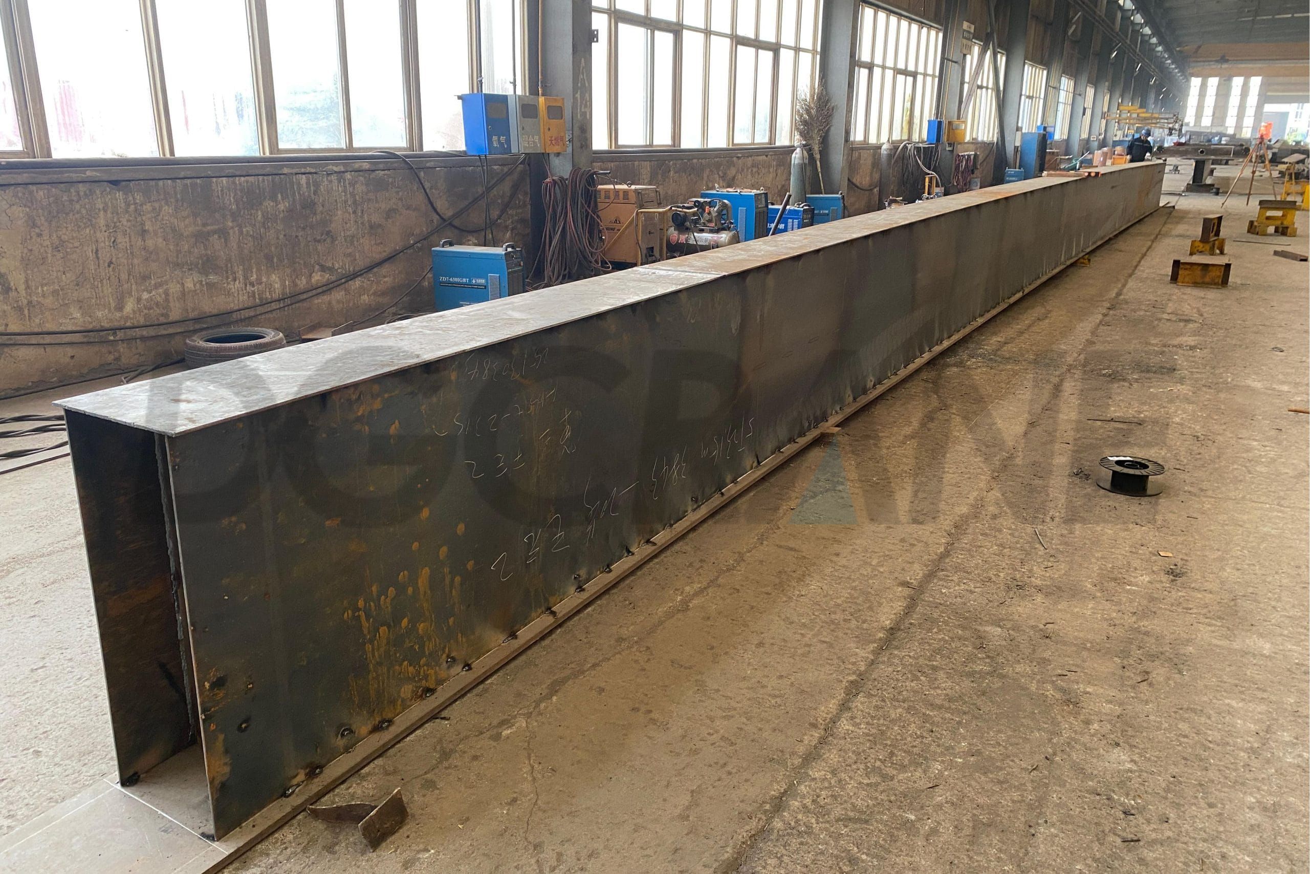 Gru a ponte monotrave da 5 t in produzione 1 in scala