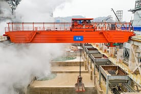 Guindastes de garra automatizados utilizados em projeto de alto-forno para siderúrgica 1 1