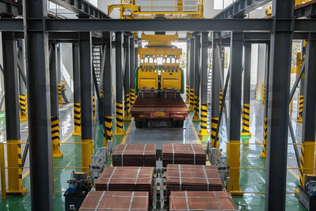 Intelligente laadkraan voor stapels koperplaten