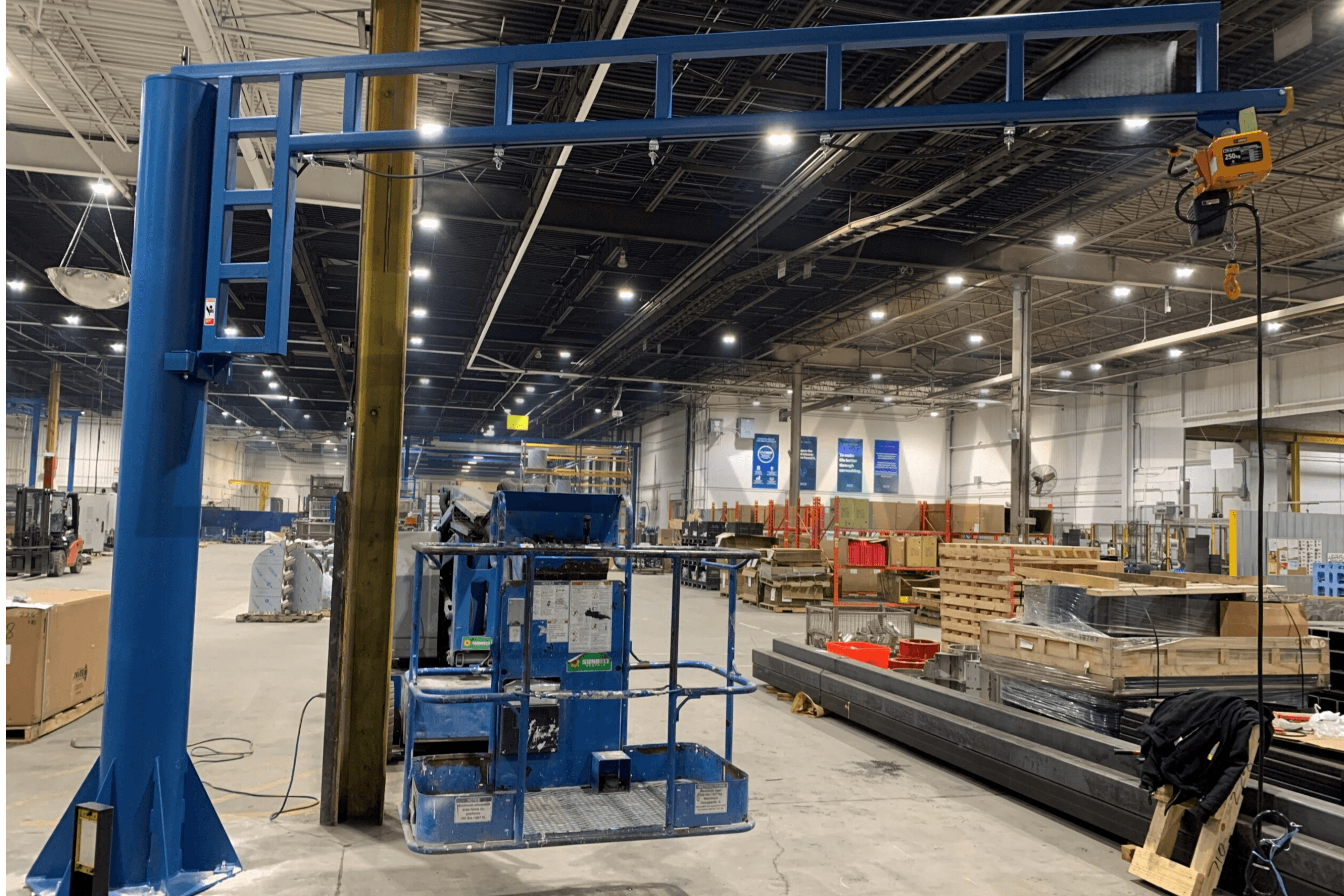 żuraw wysięgnikowy stanowiskowy w przemyśle produkcji podzespołów samochodowych