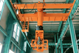 Automatický mostový jeřáb pro sklápění materiálových kontejnerů