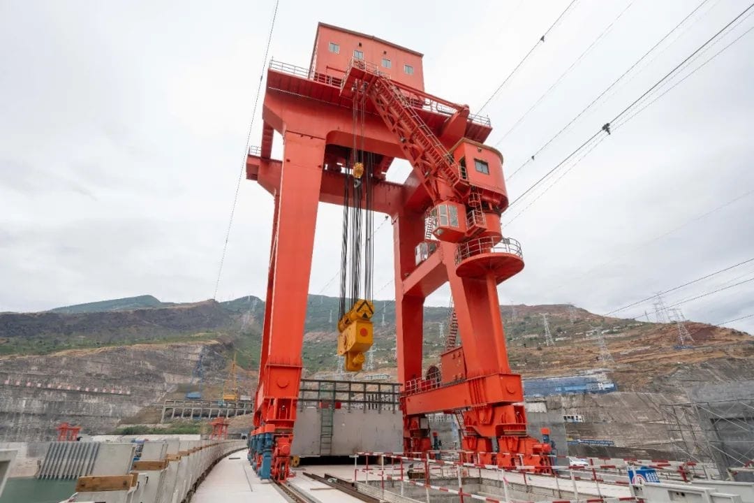 Kren Gantry Crest Stesen Hidrojanakuasa Baihetan 2 bertanda air