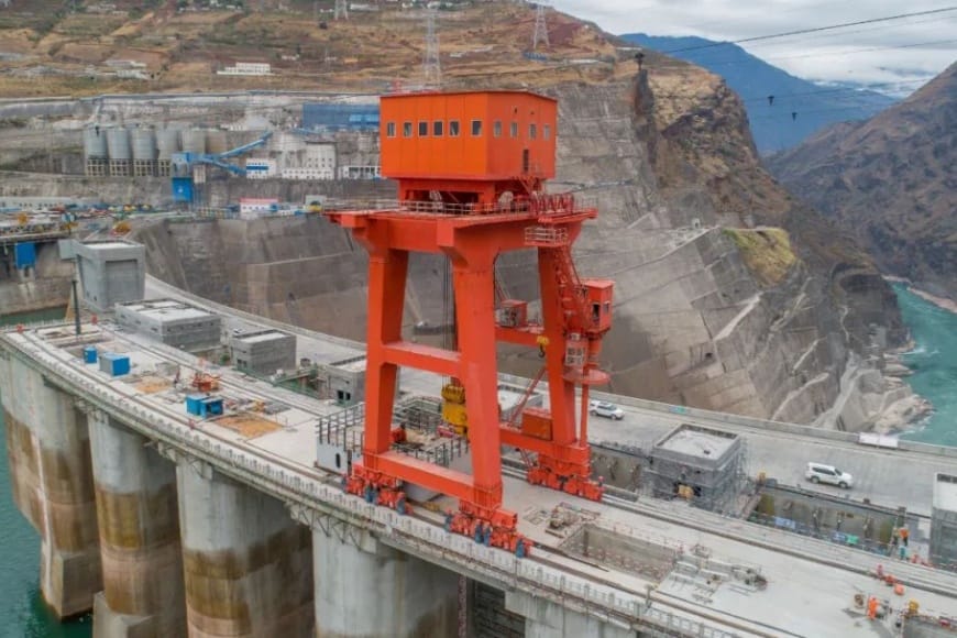 Kren Gantry Puncak Stesen Hidrojanakuasa Baihetan bertanda air