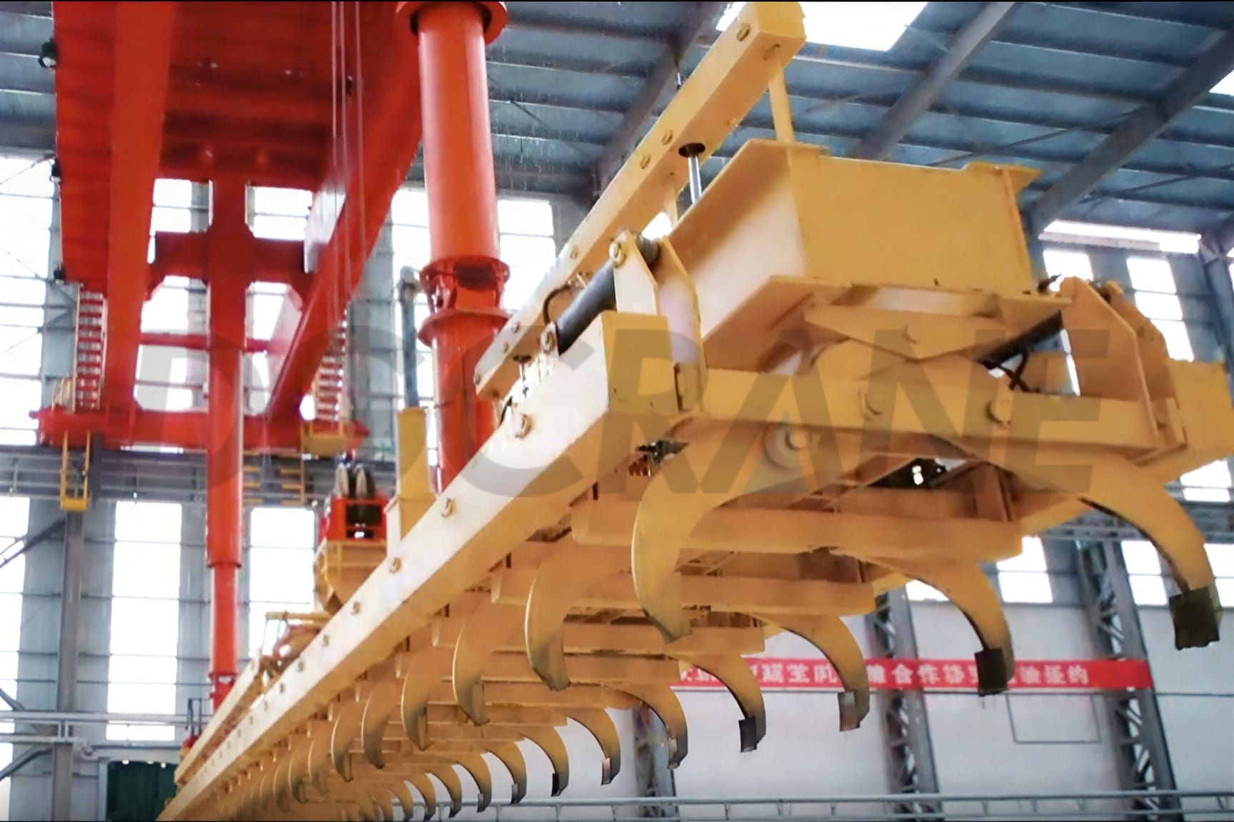 Urządzenie podnoszące do pojedynczego i podwójnego sznura elektrod grafitowych