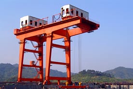 Portálový jeřáb s přelivovou branou 1