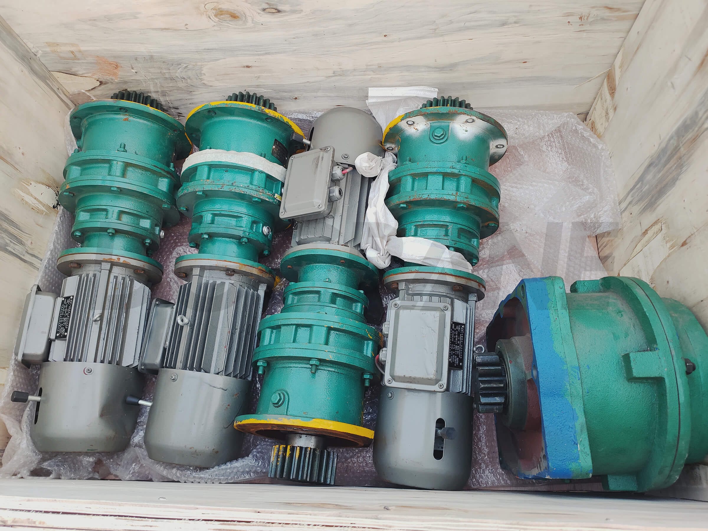 Electric motor for crane traveling