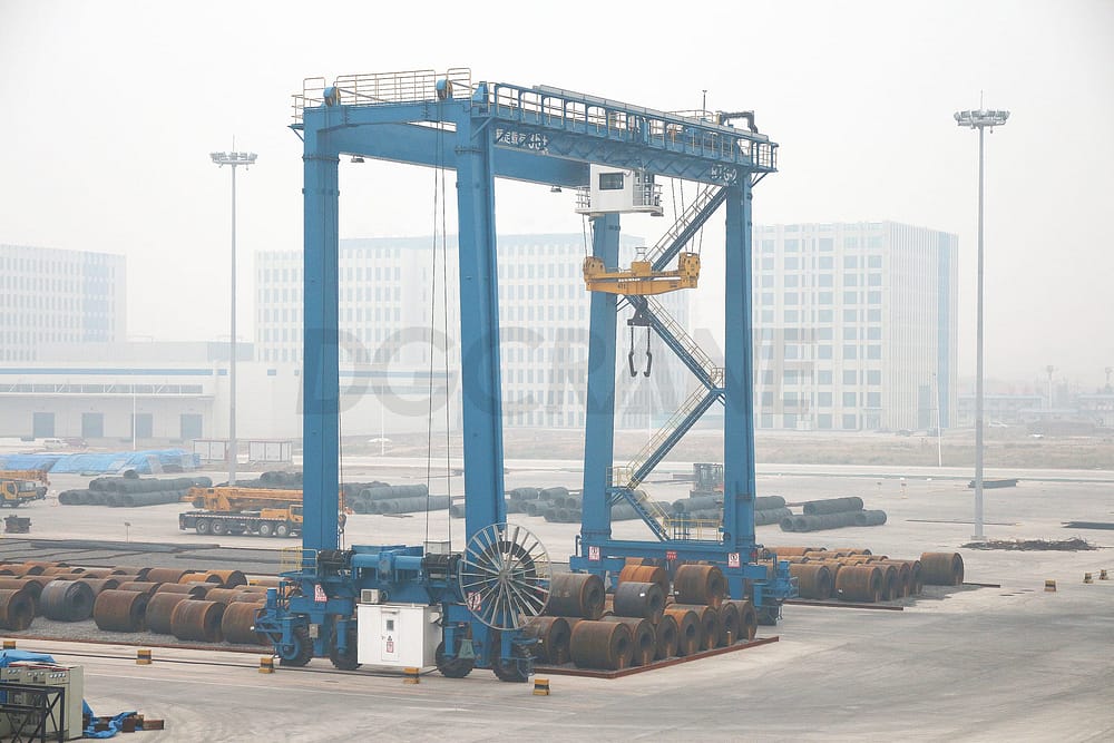 Tire cranes suitable for port shipyard use